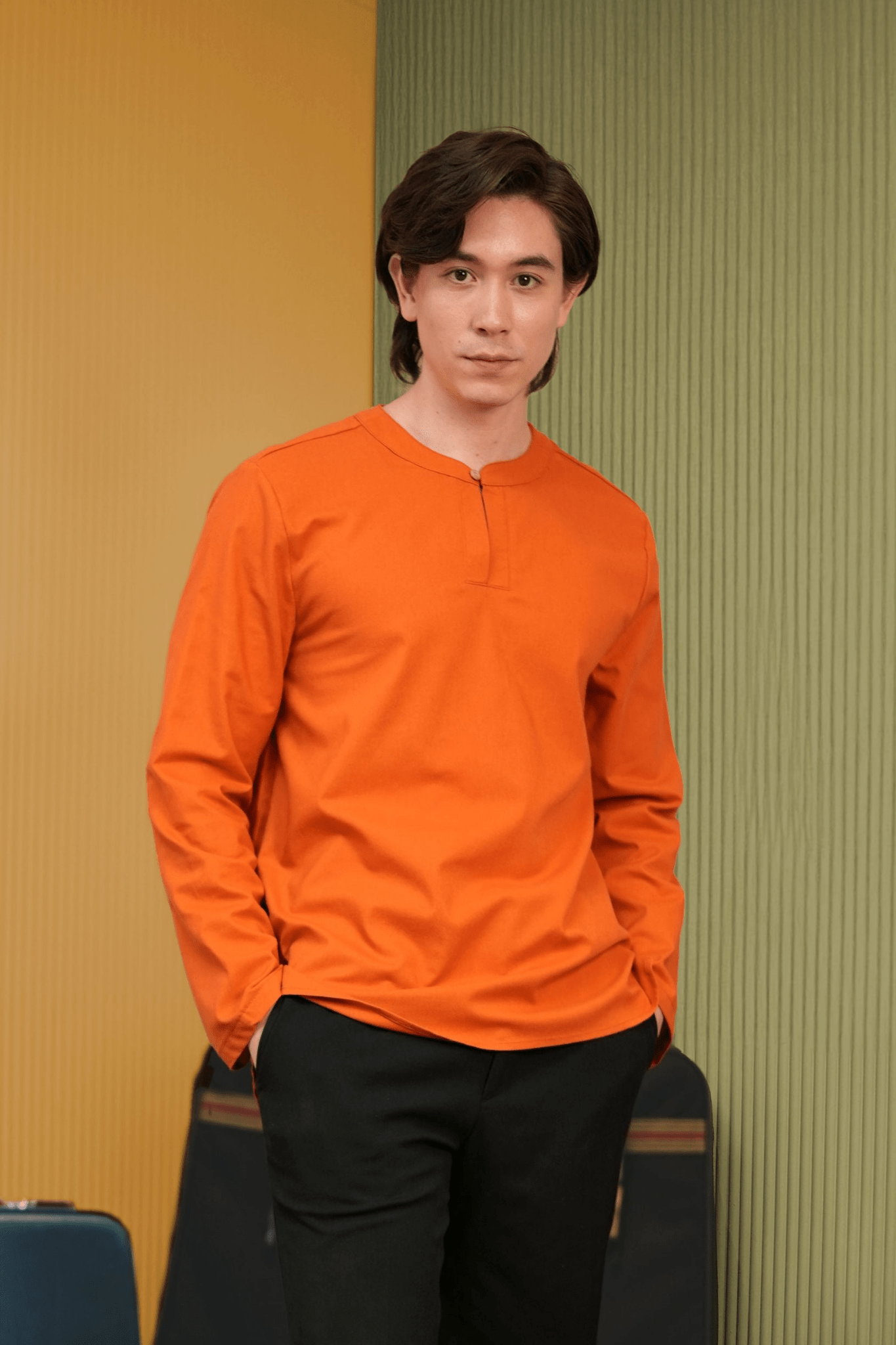 The Early Check - in Collection Men Teluk Belanga in Orange - Umbi