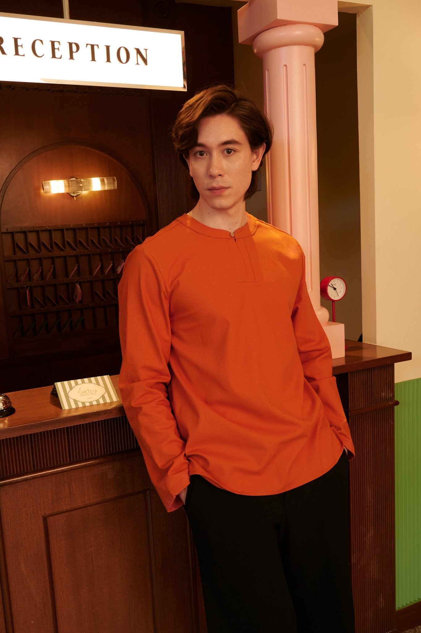 The Early Check - in Collection Men Teluk Belanga in Orange - Umbi