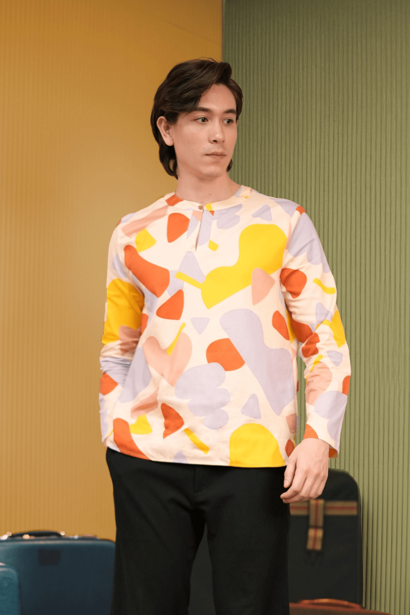 The Early Check - in Collection Men Teluk Belanga in Playroom Print - Umbi