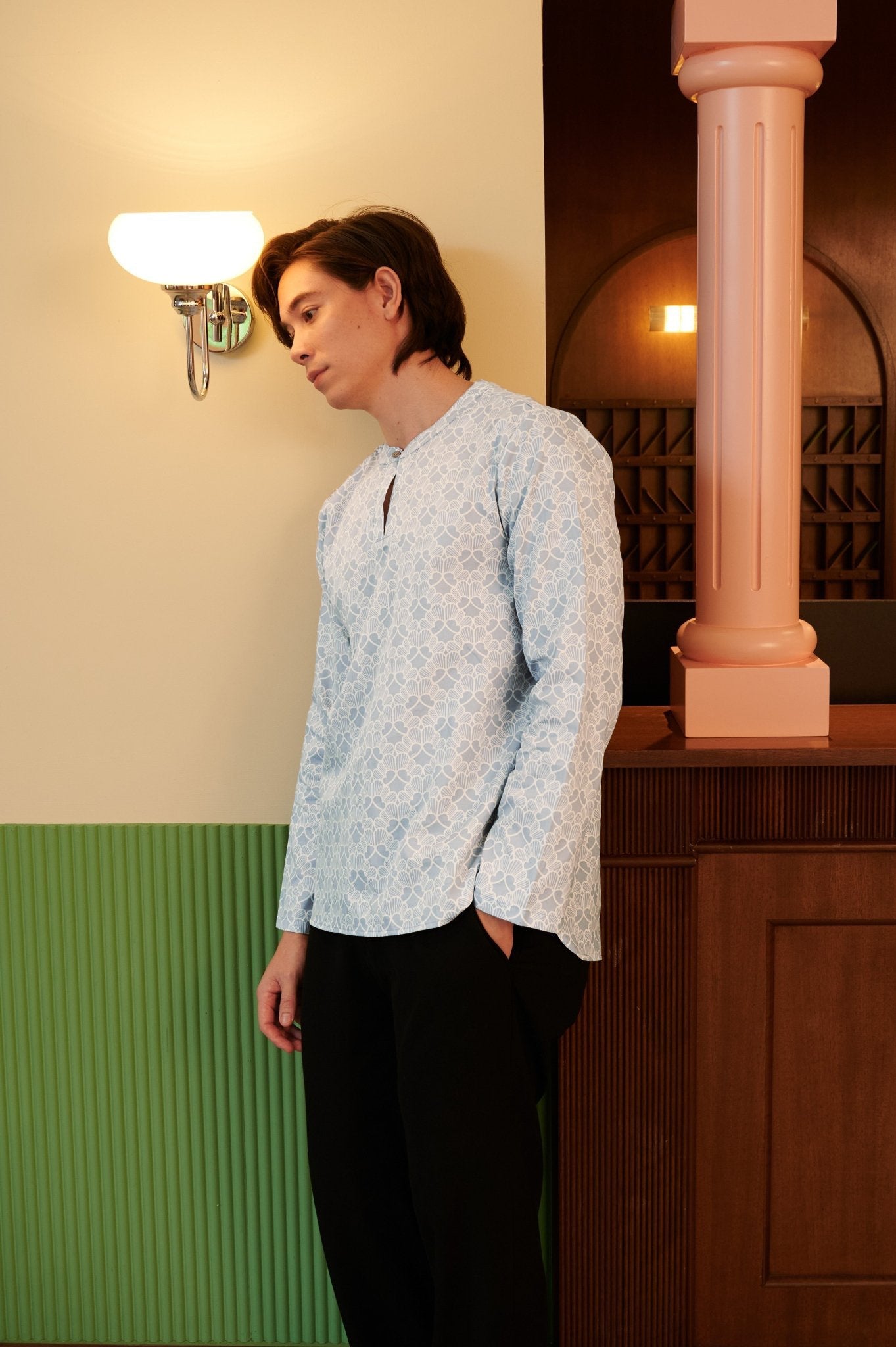 The Early Check - in Collection Men Teluk Belanga in Snowflake Print - Umbi