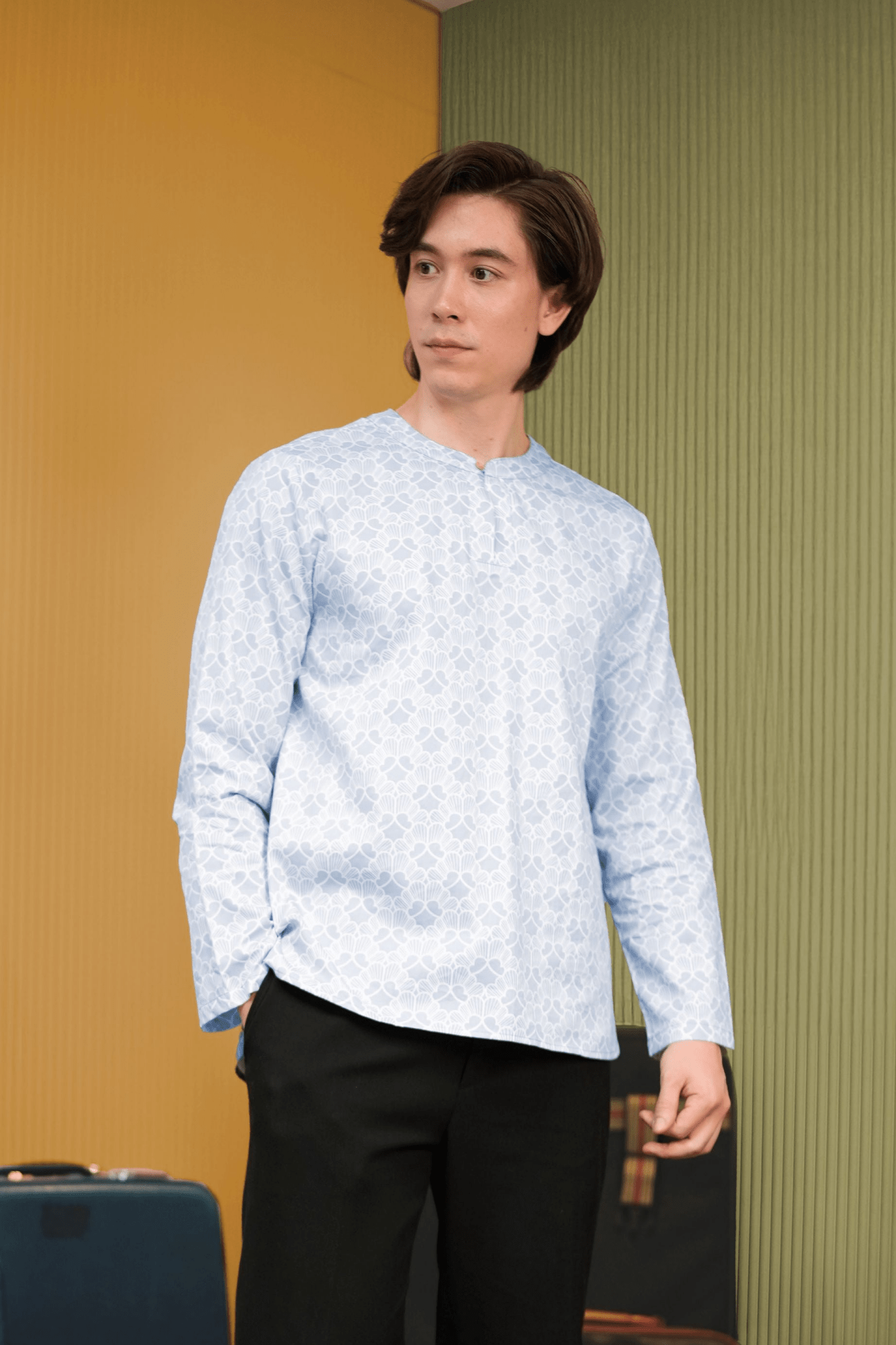 The Early Check - in Collection Men Teluk Belanga in Snowflake Print - Umbi