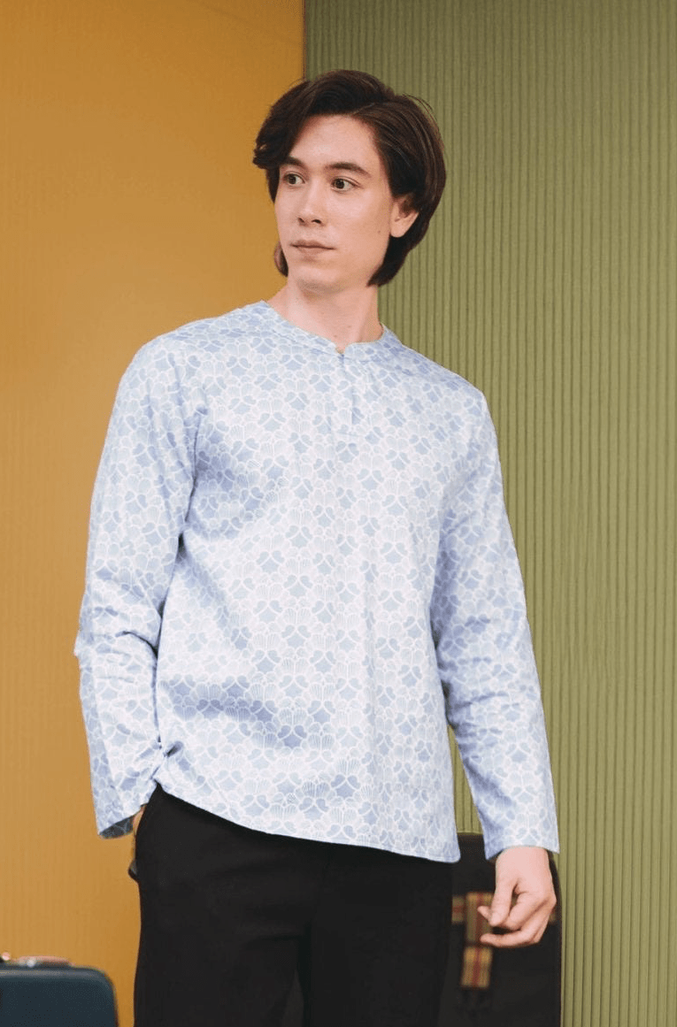 The Early Check - in Collection Men Teluk Belanga in Snowflake Print - Umbi