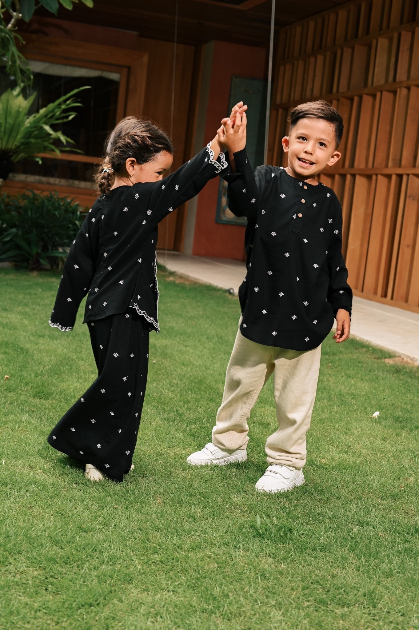 The Embun Collection Boy Kurta in Black Pelita Print - Umbi