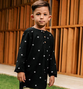 The Embun Collection Boy Kurta in Black Pelita Print - Umbi