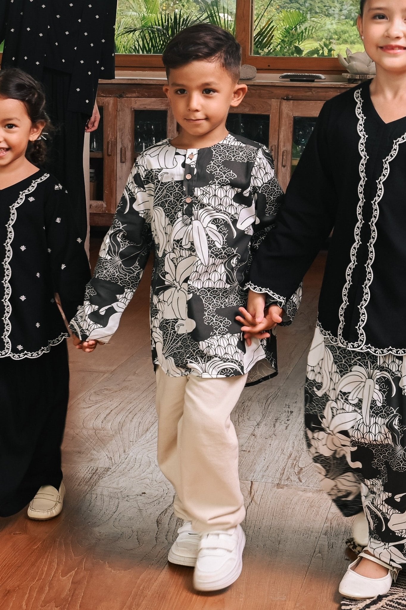 The Embun Collection Boy Kurta in Black & White Banjaran Print - Umbi