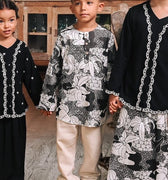 The Embun Collection Boy Kurta in Black & White Banjaran Print - Umbi