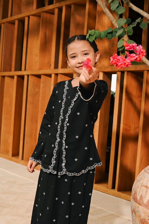 The Embun Collection Girl Embroidered Fitted Kebaya Top in Black Pelita Print