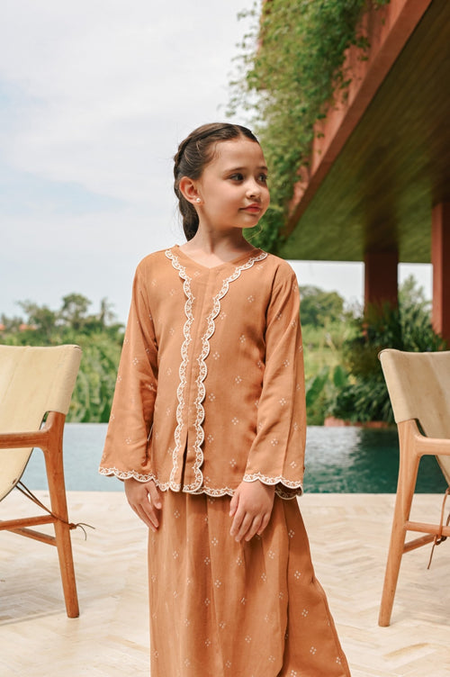 The Embun Collection Girl Embroidered Fitted Kebaya Top in Brown Diamond Print