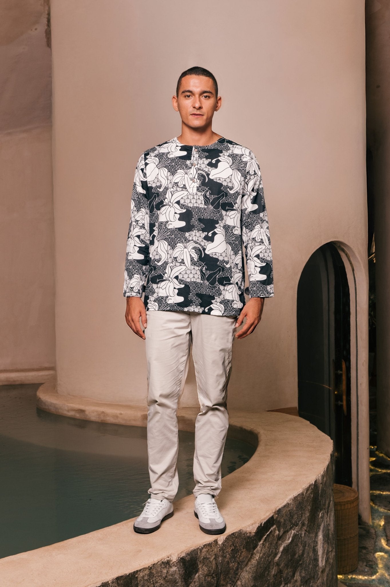 The Embun Collection Men Kurta in Black & White Banjaran Print - Umbi