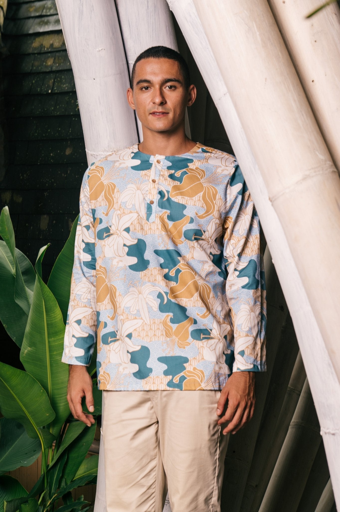 The Embun Collection Men Kurta in Blue & Olive Banjaran Print - Umbi