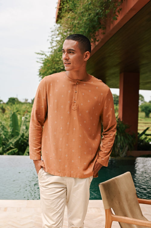 The Embun Collection Men Kurta in Brown Diamond Print