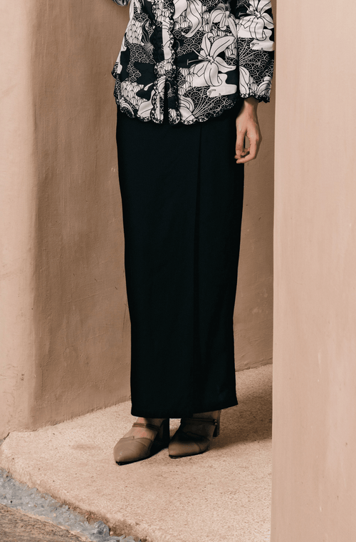 The Embun Collection Women Classic Skirt in Black