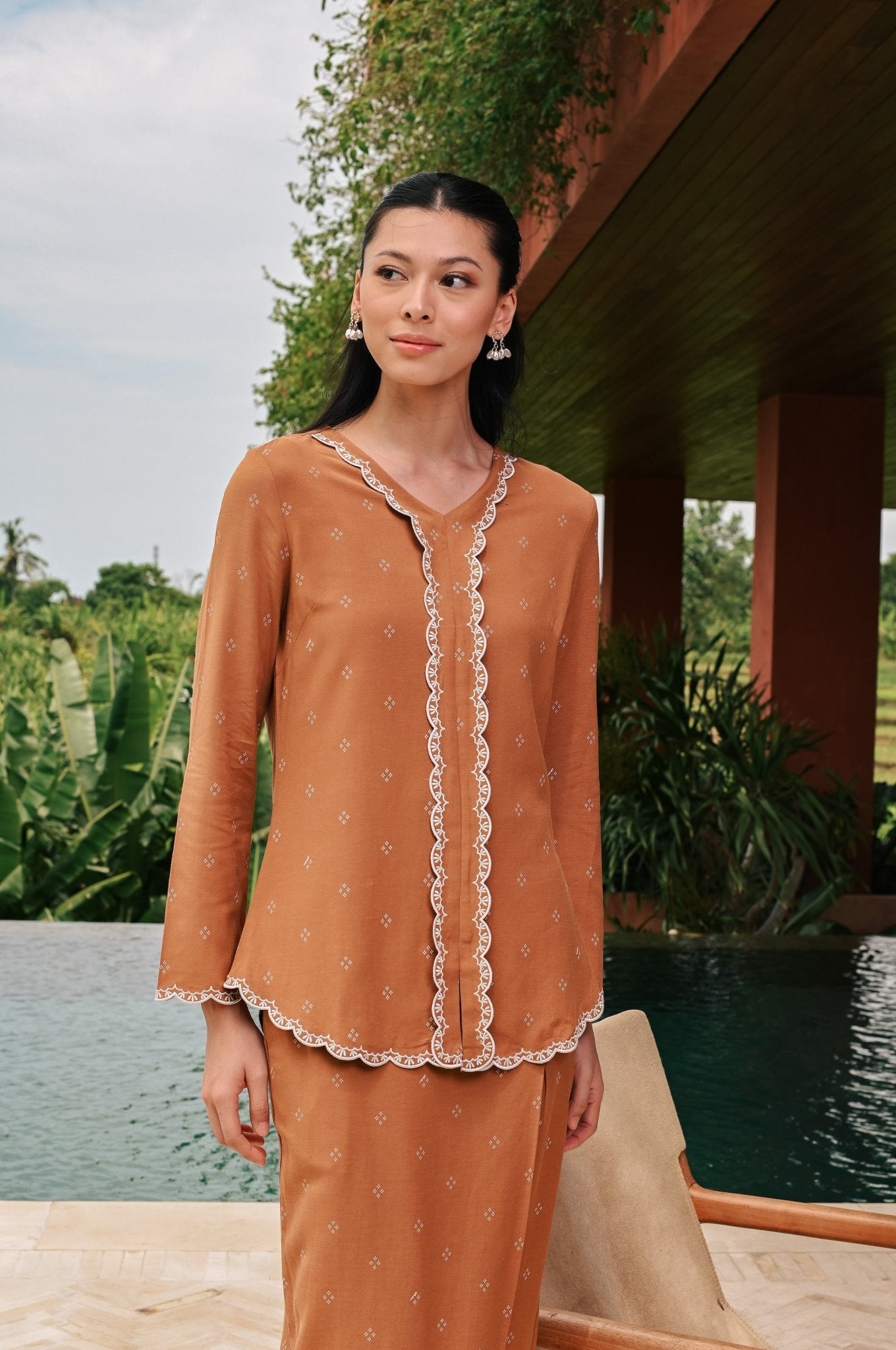 The Embun Collection Women Embroidered Kebaya Top in Brown Diamond Print - Umbi