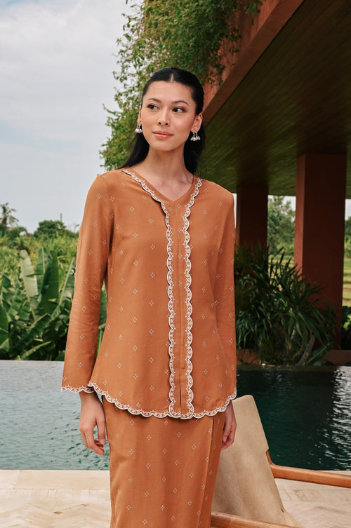 The Embun Collection Women Embroidered Kebaya Top in Brown Diamond Print