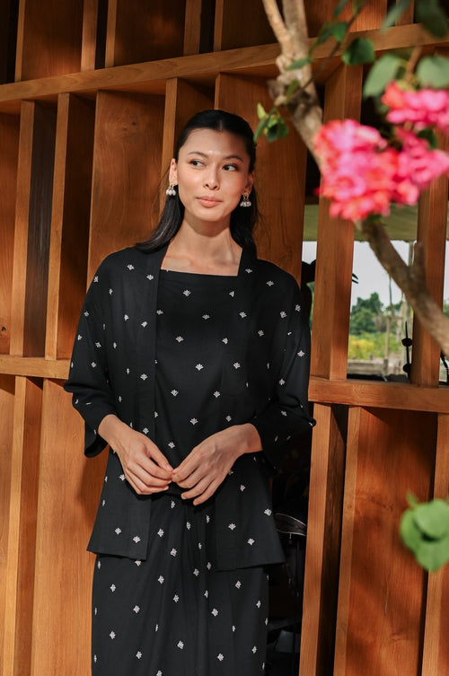The Embun Collection Women Kebaya 2-in-1 in Black Pelita Print
