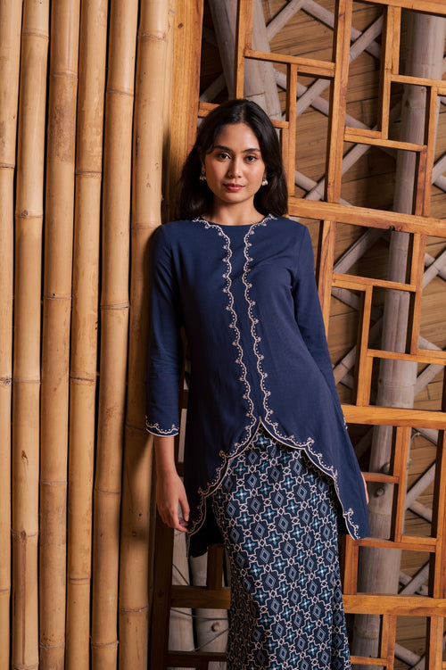 The Embun Collection Women Modern Fit Kebarung Set in Blue Gemilang Print