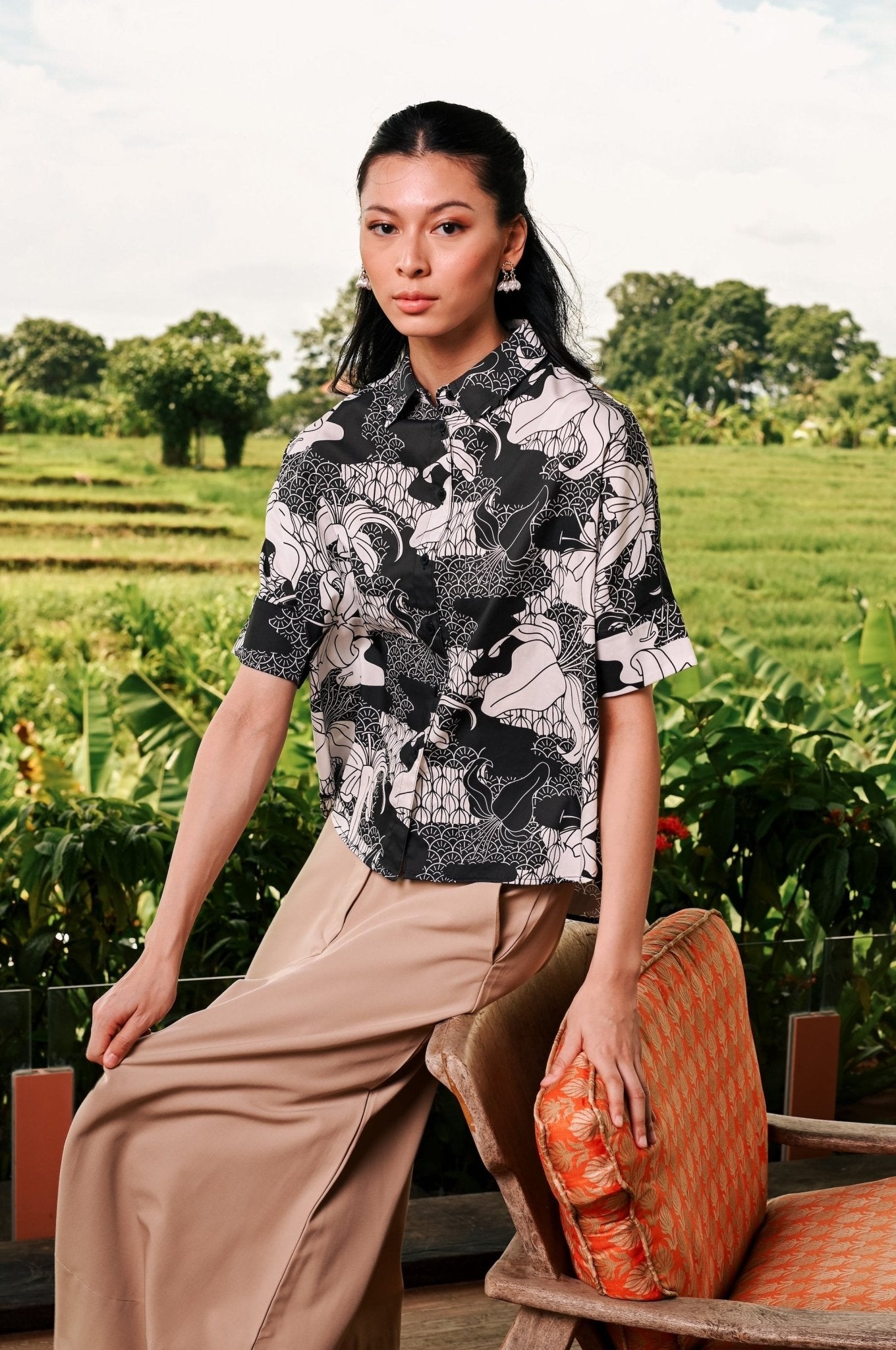 The Embun Collection Women Short Sleeves Loose Fit Blouse in Black & White Banjaran Print - Umbi