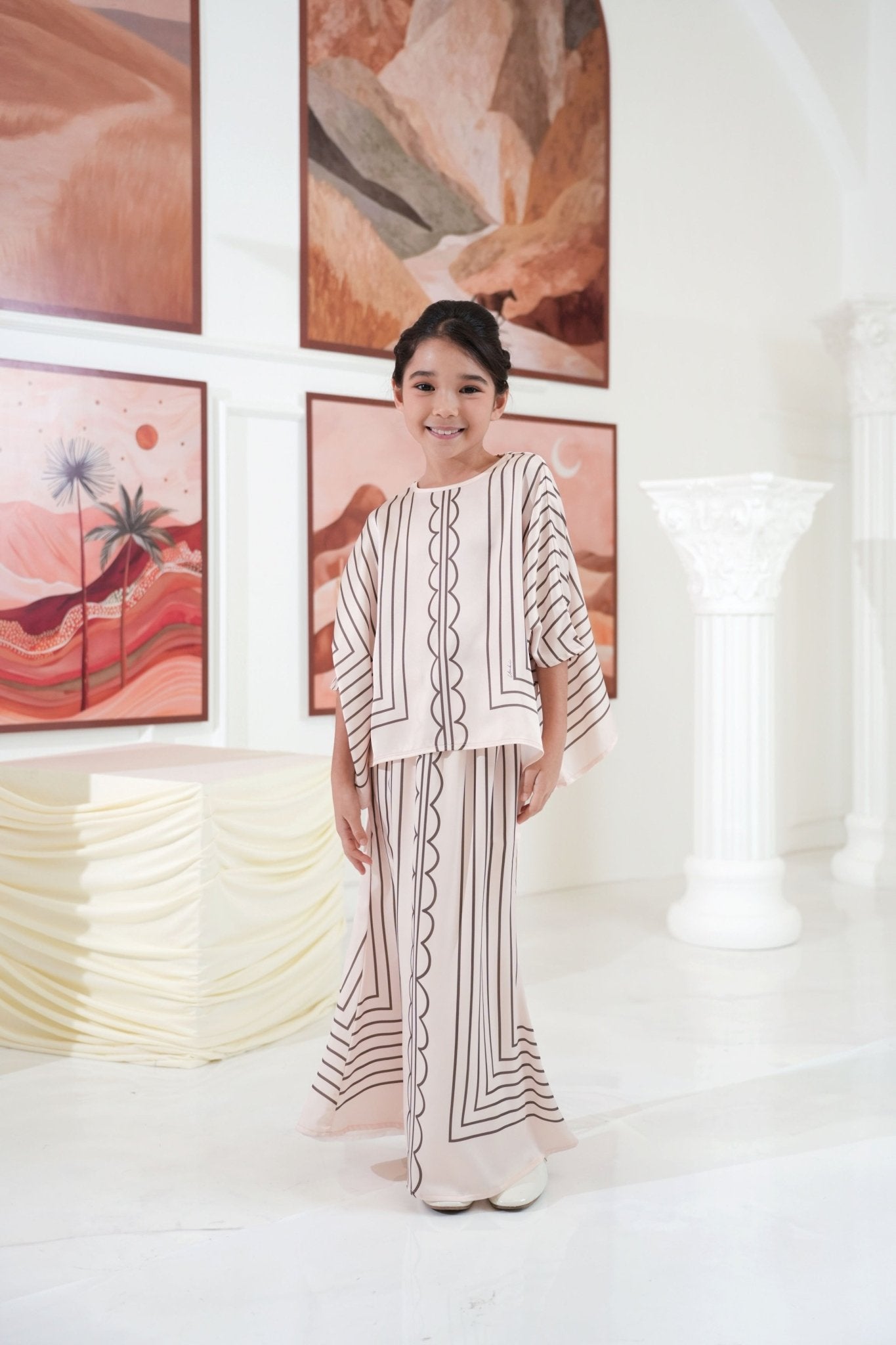 The Galleria Collection Girl Saloma Set In Beige Maze Print - Umbi