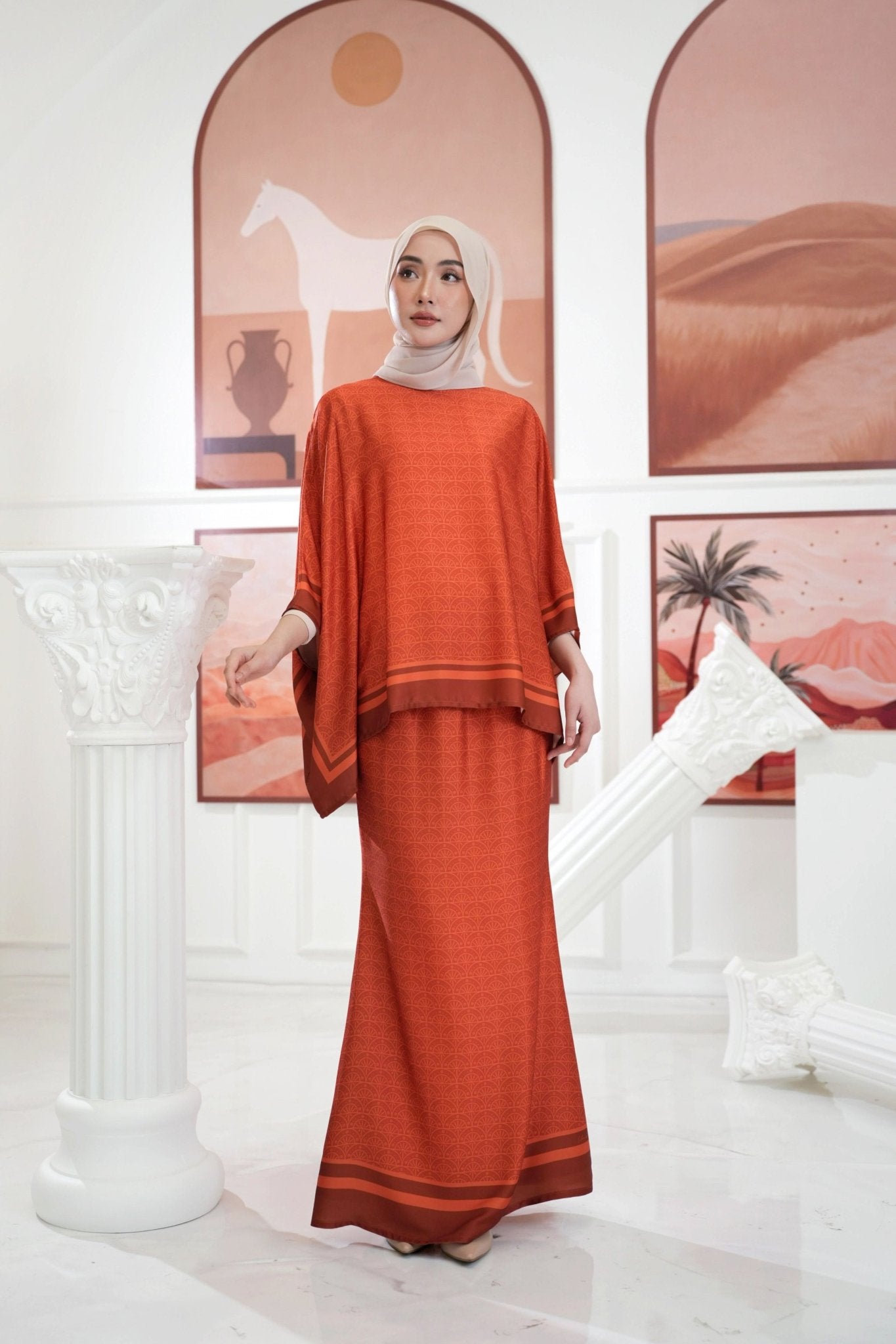 The Galleria Collection Pt.1 Women Saloma Set In Brick Orange Crystal Print - Umbi