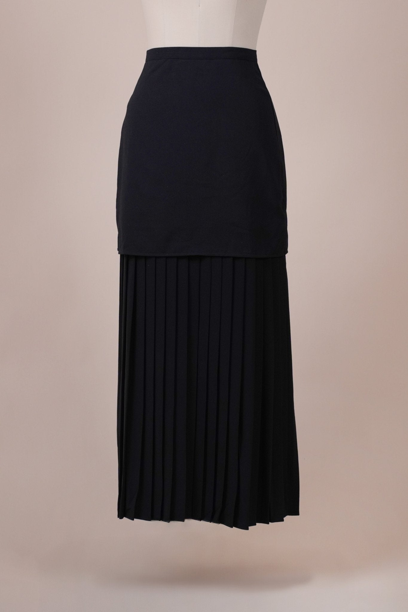The Huā Collection Women Detachable Pleated Skirt in Black - Umbi