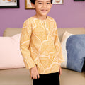 The Kenangan Raya Boy Kurta Top Gasing Print - Umbi