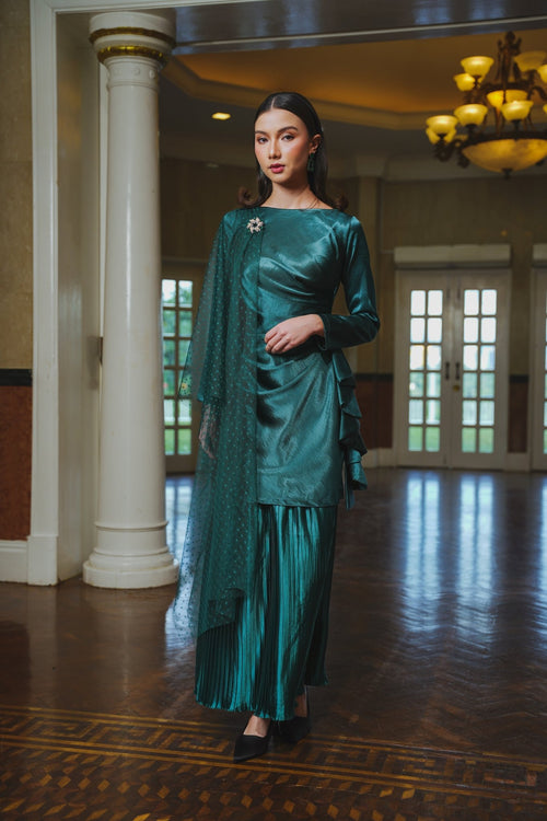 The Lumiere Collection Women Gala Satin Set in Shiny Emerald Teal