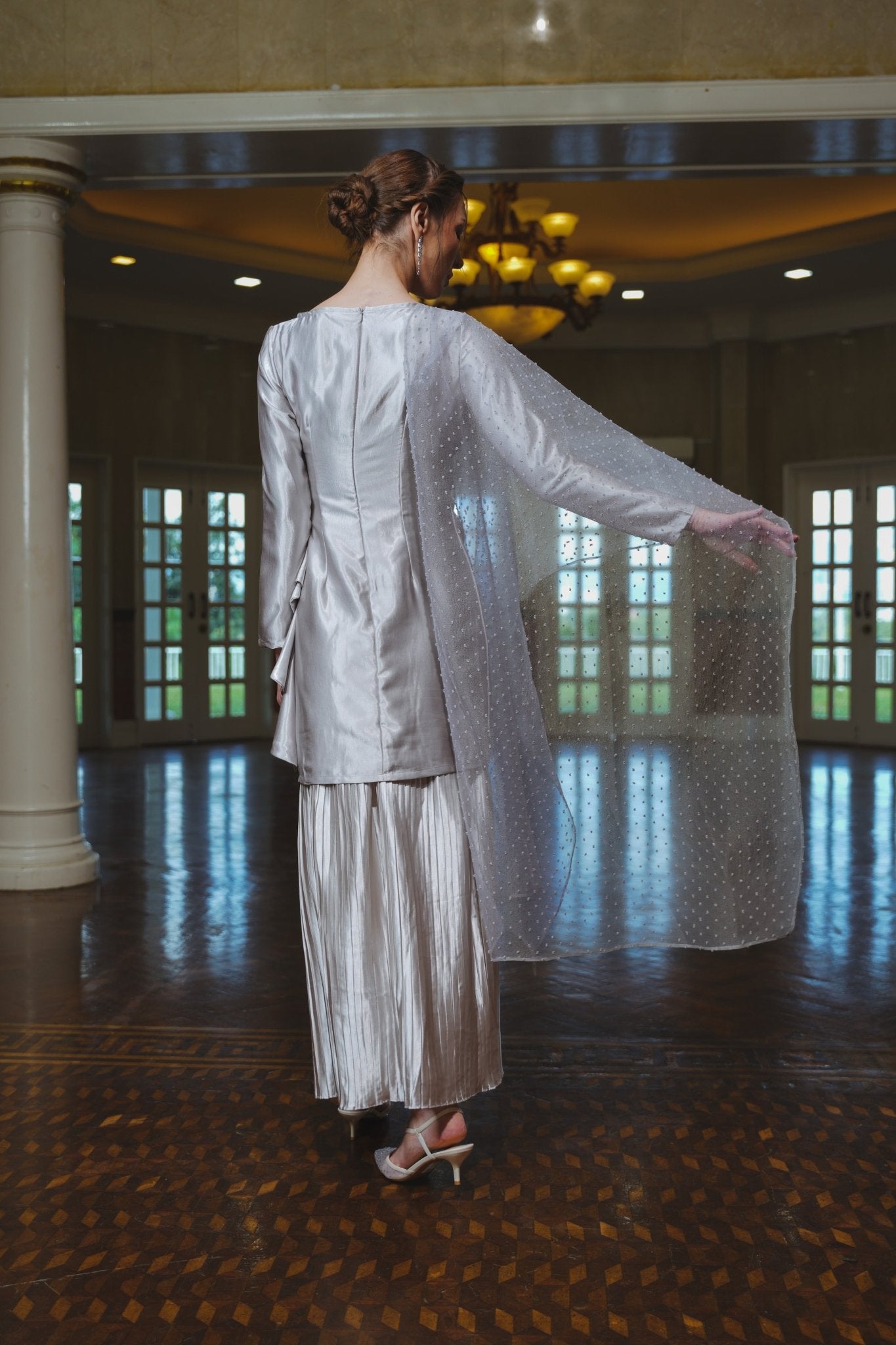 The Lumiere Collection Women Gala Satin Set in Shiny Silver - Umbi