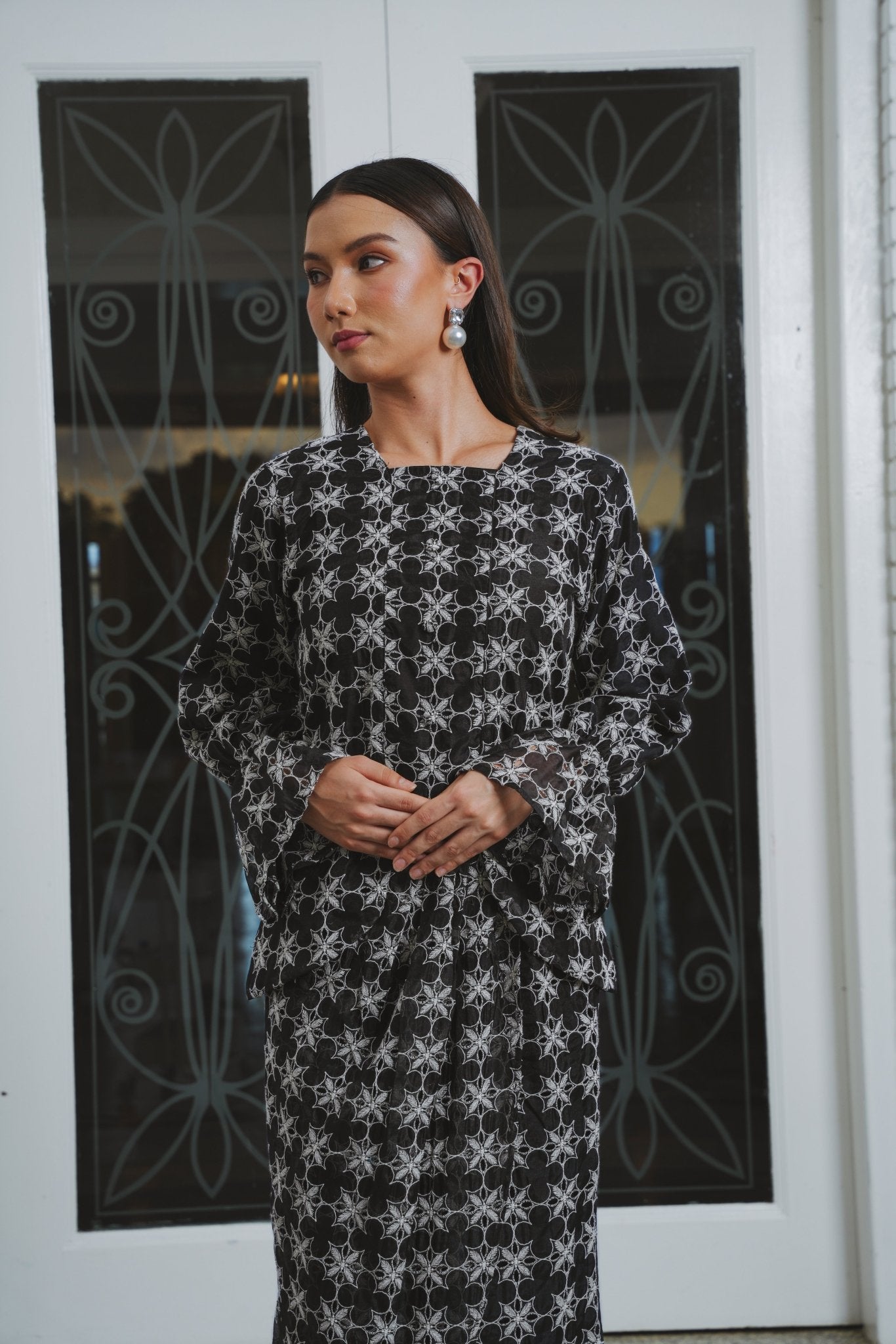 The Lumiere Collection Women Valencia Kebaya Set in Black Frost Lace - Umbi