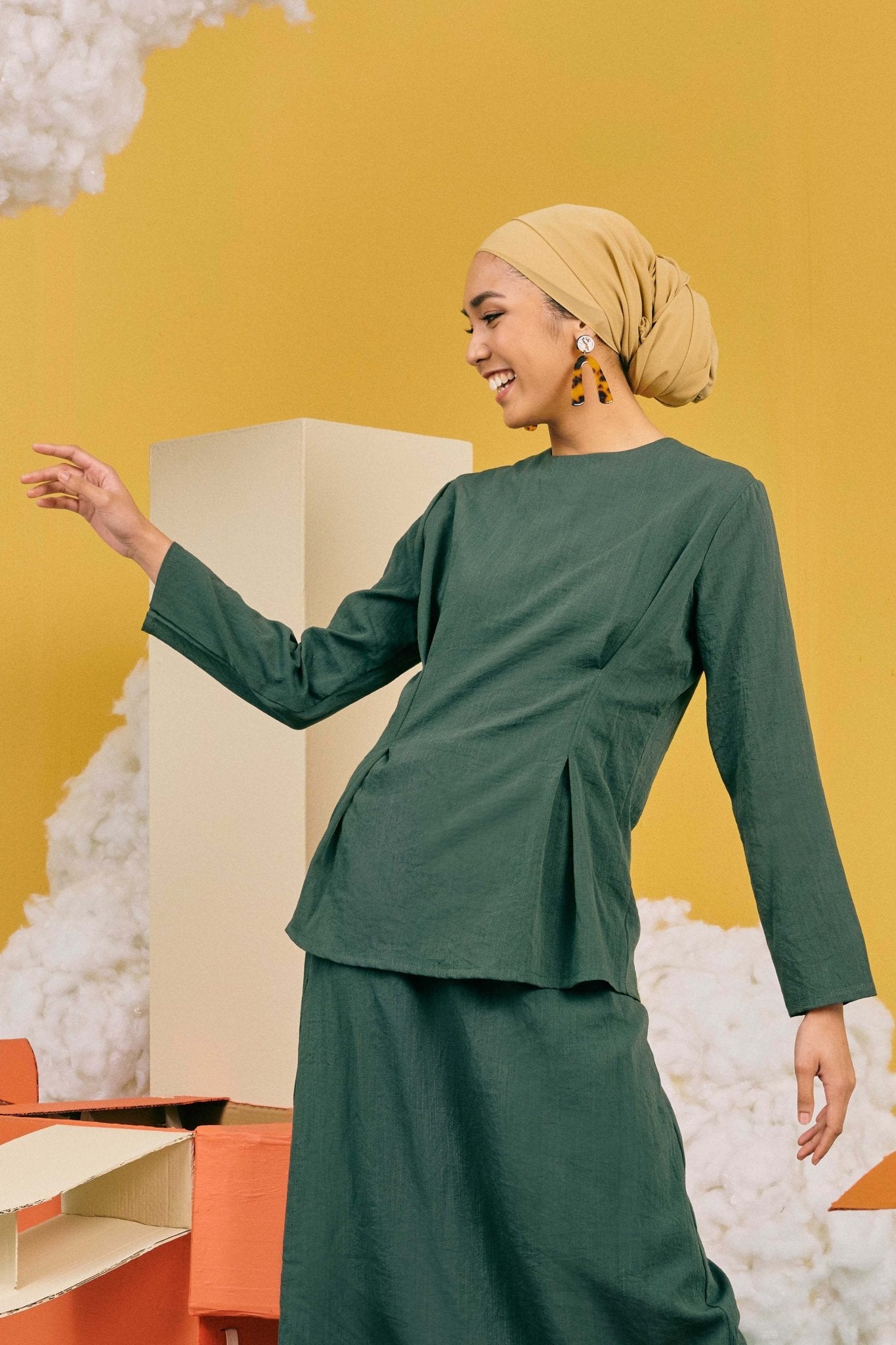 The Matahari Women Fitted Waist Blouse Emerald - Umbi