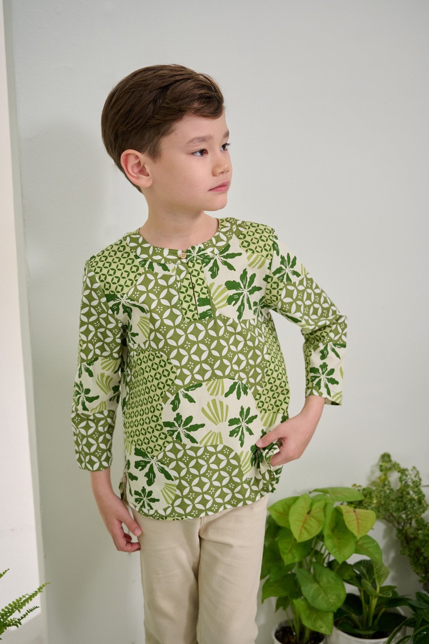 The Musim Collection Boy Teluk Belanga Borneo Print - Umbi