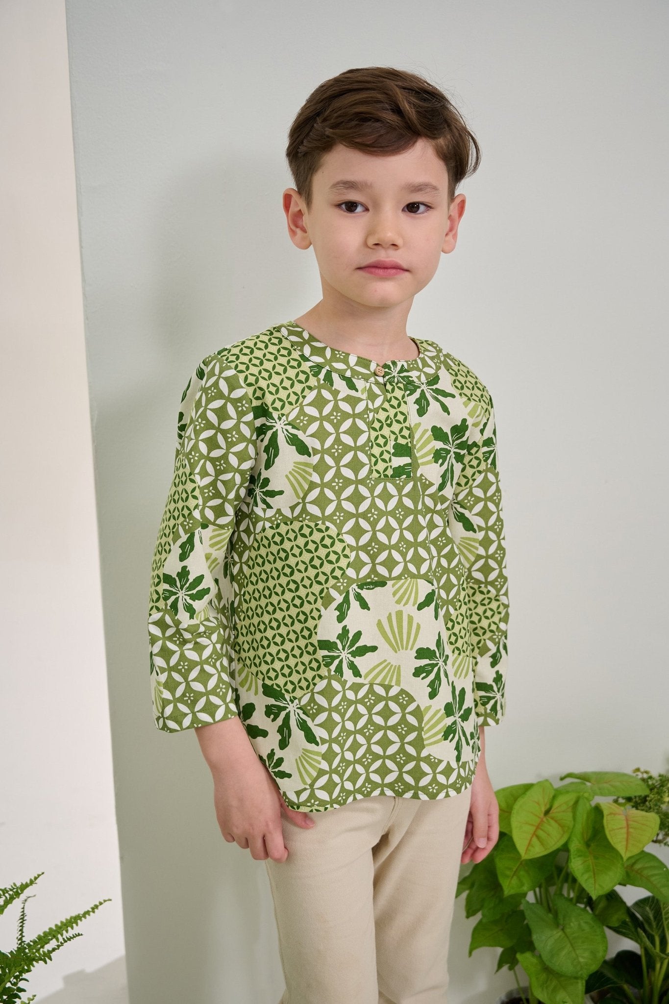 The Musim Collection Boy Teluk Belanga Borneo Print - Umbi