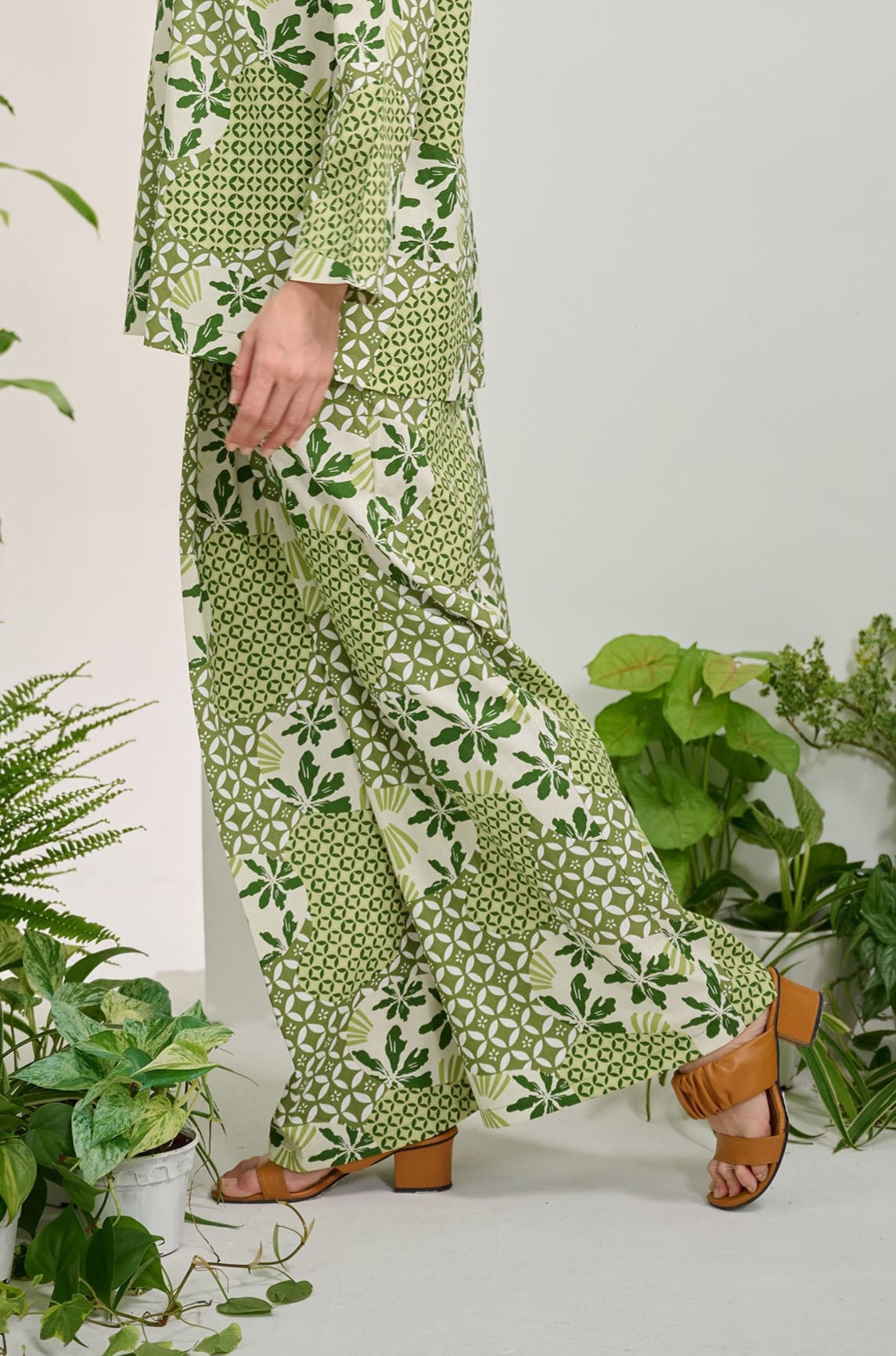 The Musim Collection Women Classic Skirt Borneo Print - Umbi