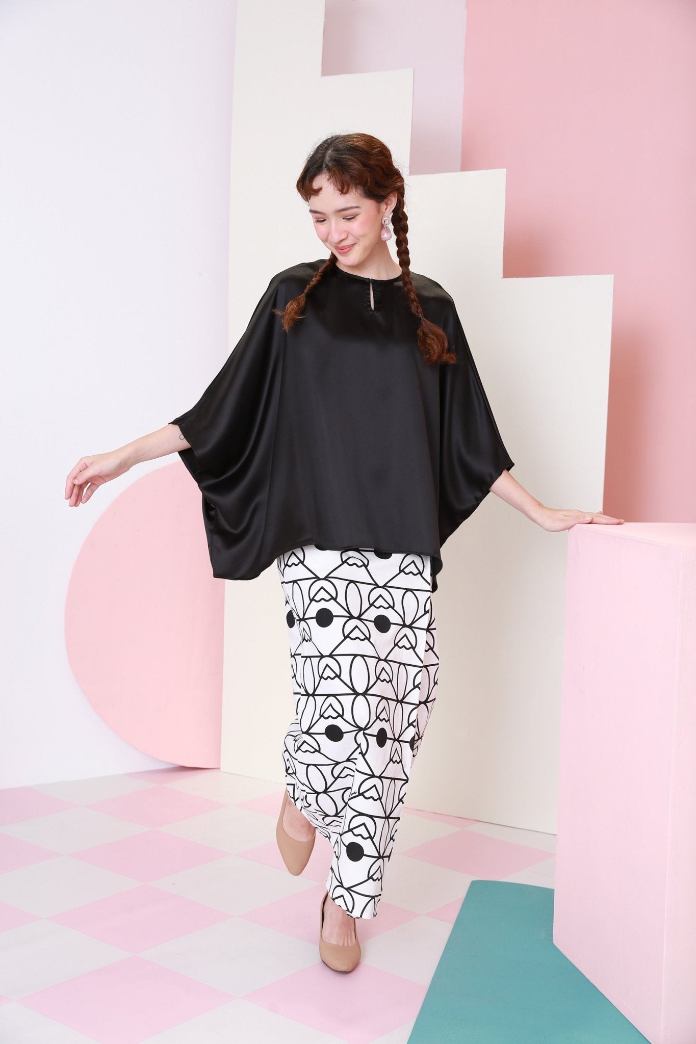 The Nikmat Collection Women Kaftan Blouse Black - Umbi