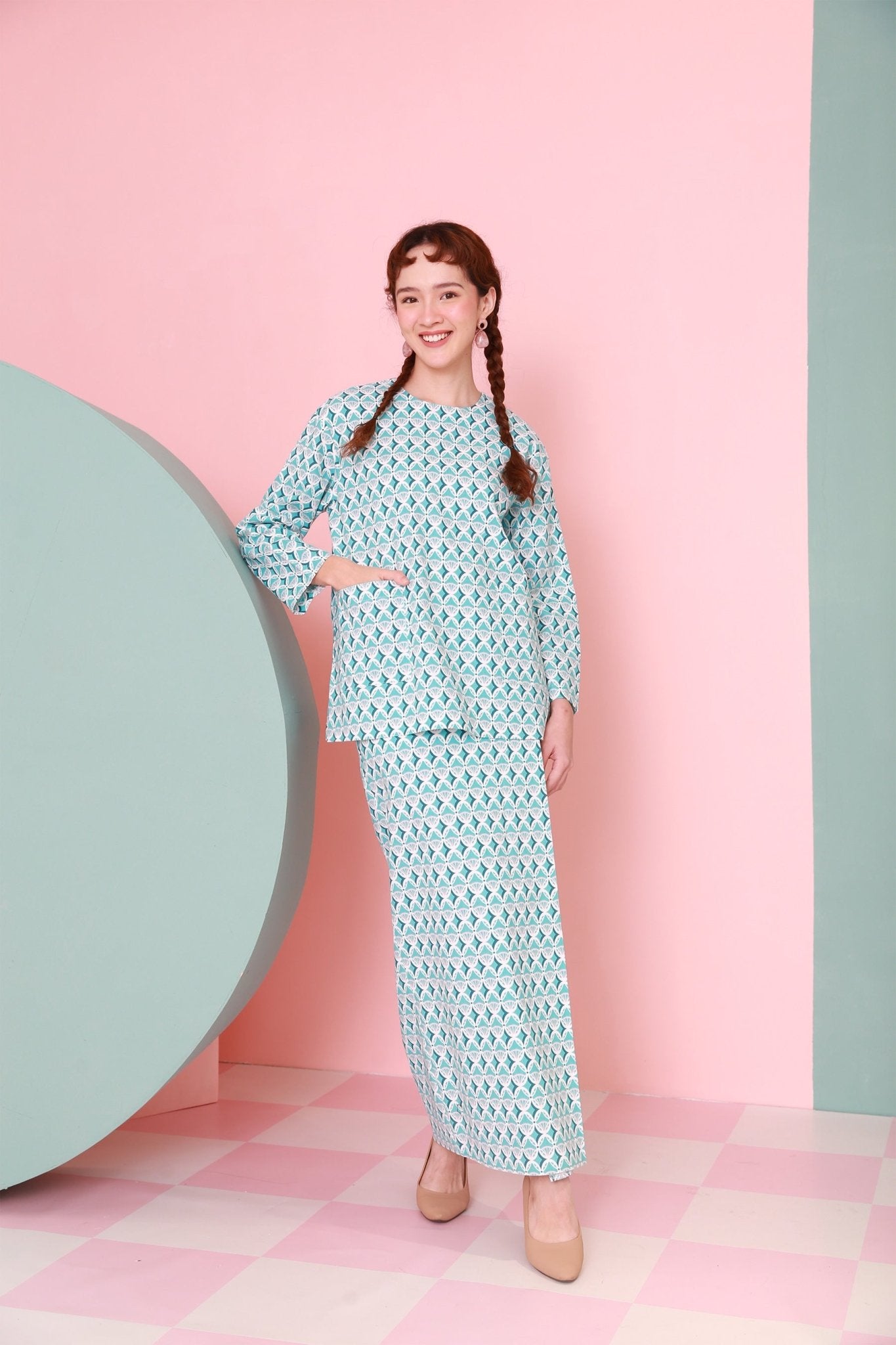 The Nikmat Collection Women Pair Pockets Boxy Blouse Mint Drops Print - Umbi