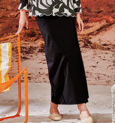 The Oasis Women Classic Skirt Black - Umbi