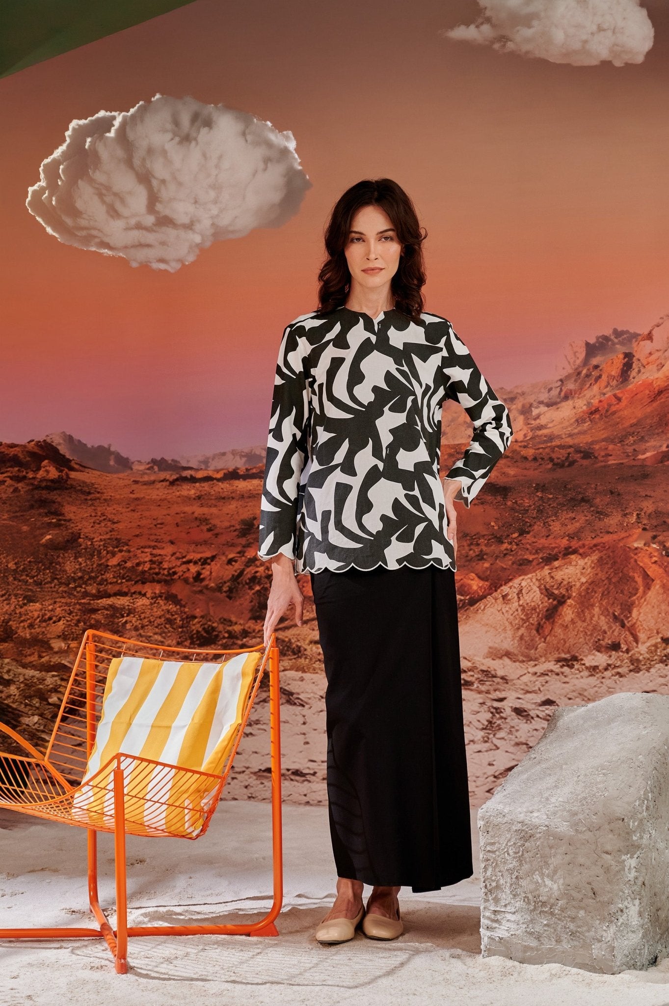 The Oasis Women Classic Skirt Black - Umbi