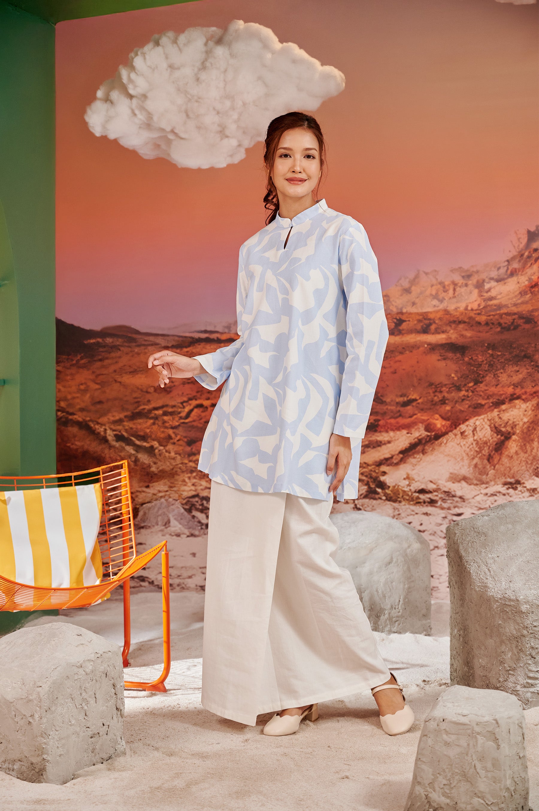 woman posing in mandarin collar kurung top mirage print