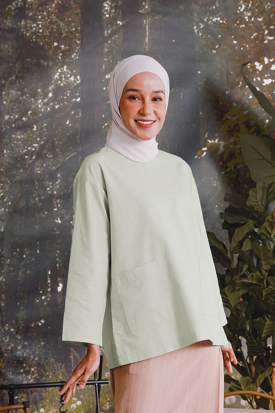 The Rimba Raya Women Pair Pockets Boxy Blouse Matcha Green - Umbi